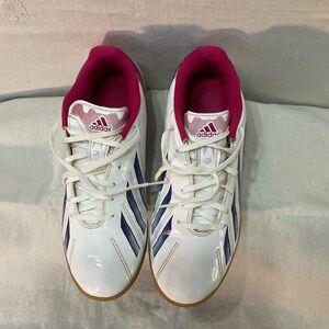 ADIDAS F5 INDOOR SPORTS SHOE—-women’s 8.5 /  White Vivid Berry Blue-D67224